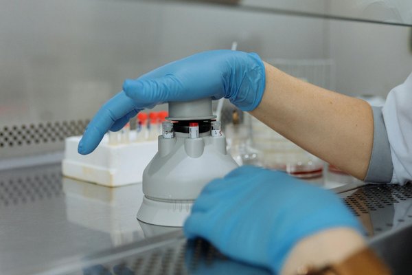 Quels sont les signes précoces d'une dépression post-partum et comment en parler avec son partenaire ?